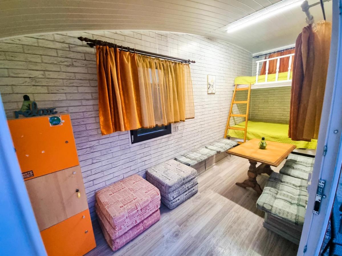Tiny Houses In The Garden คัมพูลุง โมลโดเวเนสค์ ภายนอก รูปภาพ