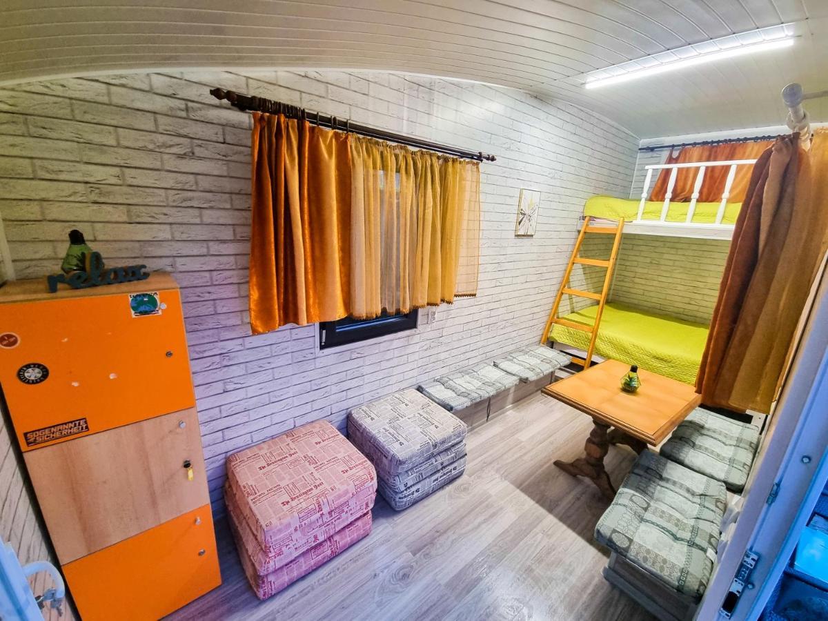 Tiny Houses In The Garden คัมพูลุง โมลโดเวเนสค์ ภายนอก รูปภาพ